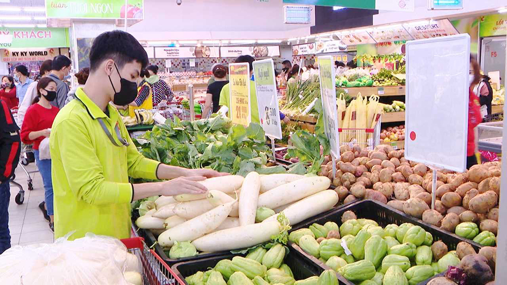 TPHCM: Chợ tự phát dừng hoạt động, khách đến siêu thị tăng cao