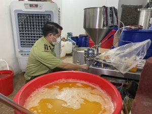 Hà Nội: Đột kích cơ sở sản xuất nước hoa giả, không rõ nguồn gốc