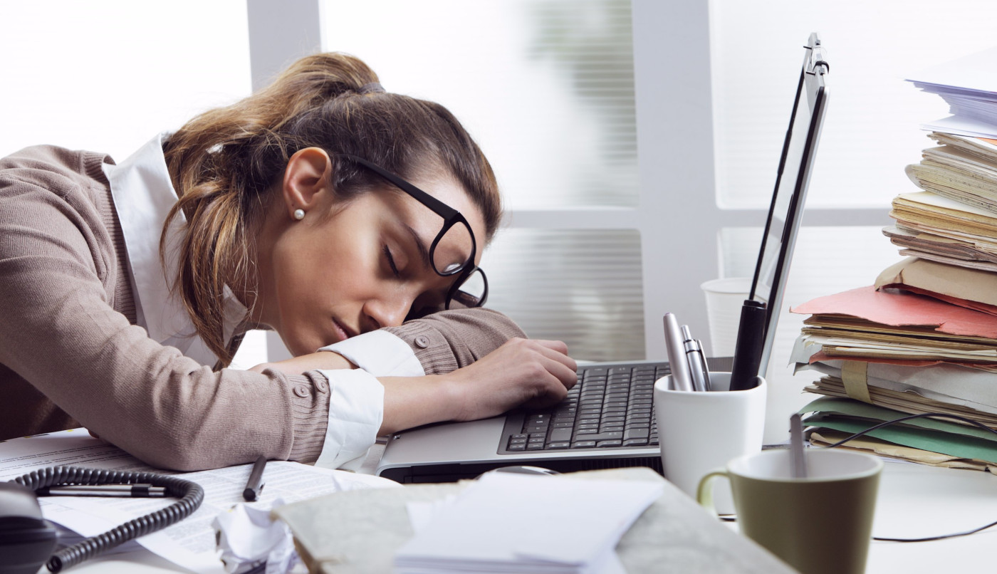 Làm việc, tăng ca ban đêm khiến mất ngủ
